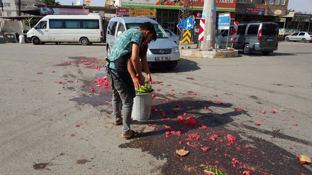 Parçalanıp Yola Dağılan Karpuzları Esnaf Temizledi