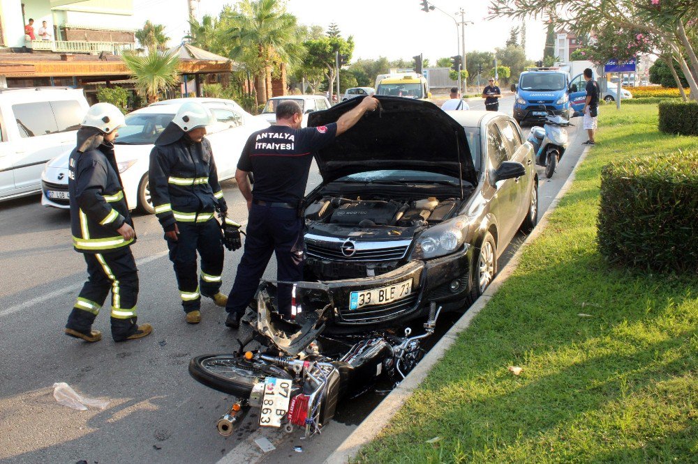 Antalya’da Otomobil Motosiklete Çarptı: 1 Yaralı