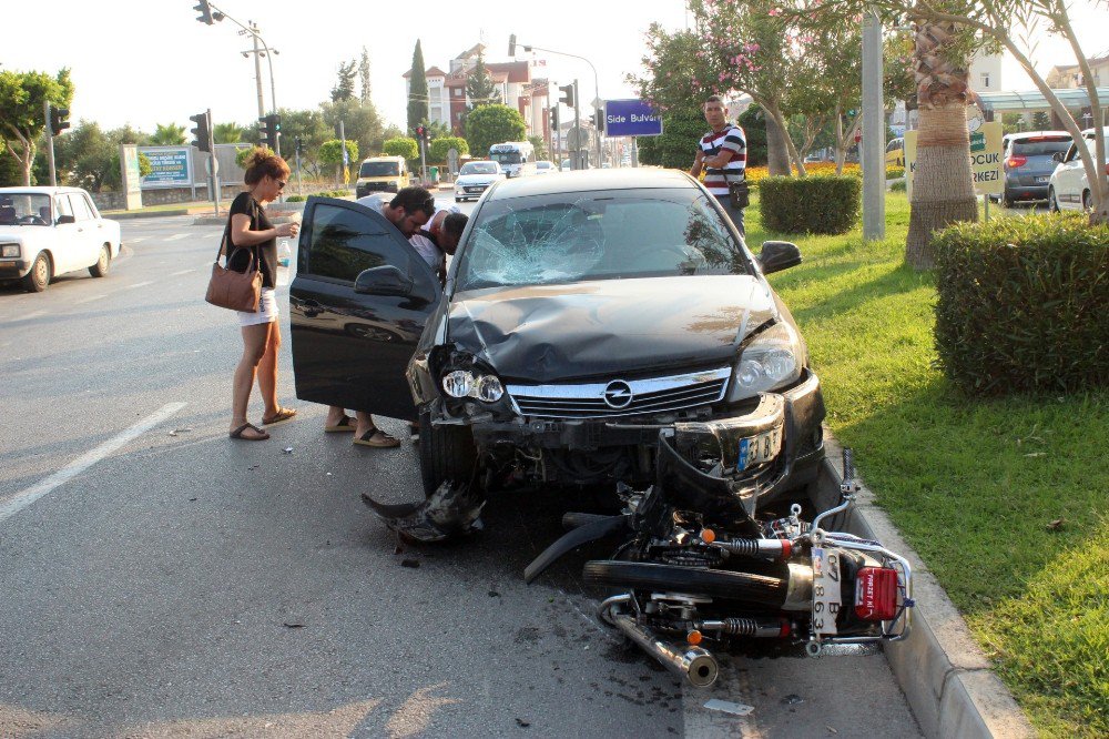 Antalya’da Otomobil Motosiklete Çarptı: 1 Yaralı