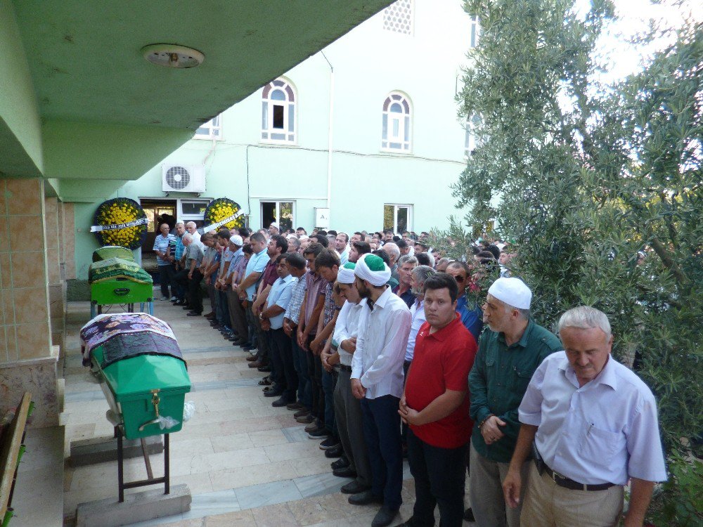 Nehre Uçan Otomobilde Hayatını Kaybeden 3 Kişi Toprağa Verildi