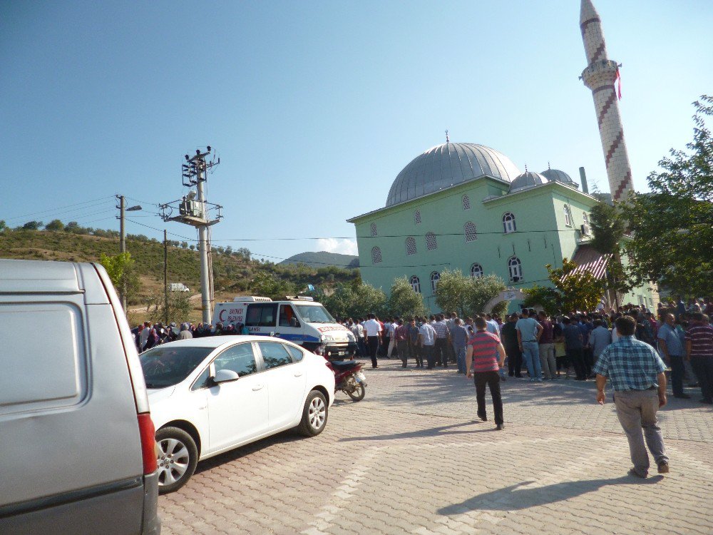 Nehre Uçan Otomobilde Hayatını Kaybeden 3 Kişi Toprağa Verildi