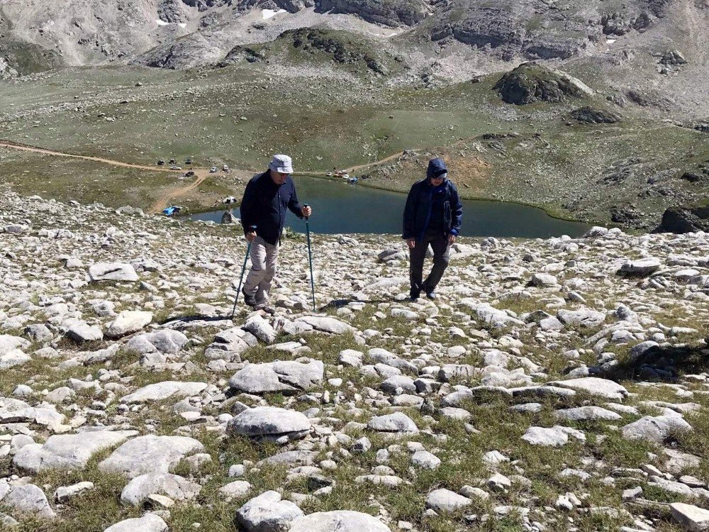 Bursa Valisi Küçük Uludağ’ın Zirvesine İmza Attı