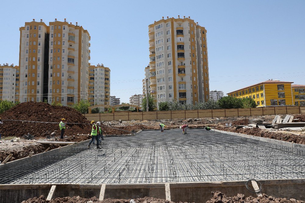 Büyükşehir Belediyesi Kent Meydanı İnşa Ediyor