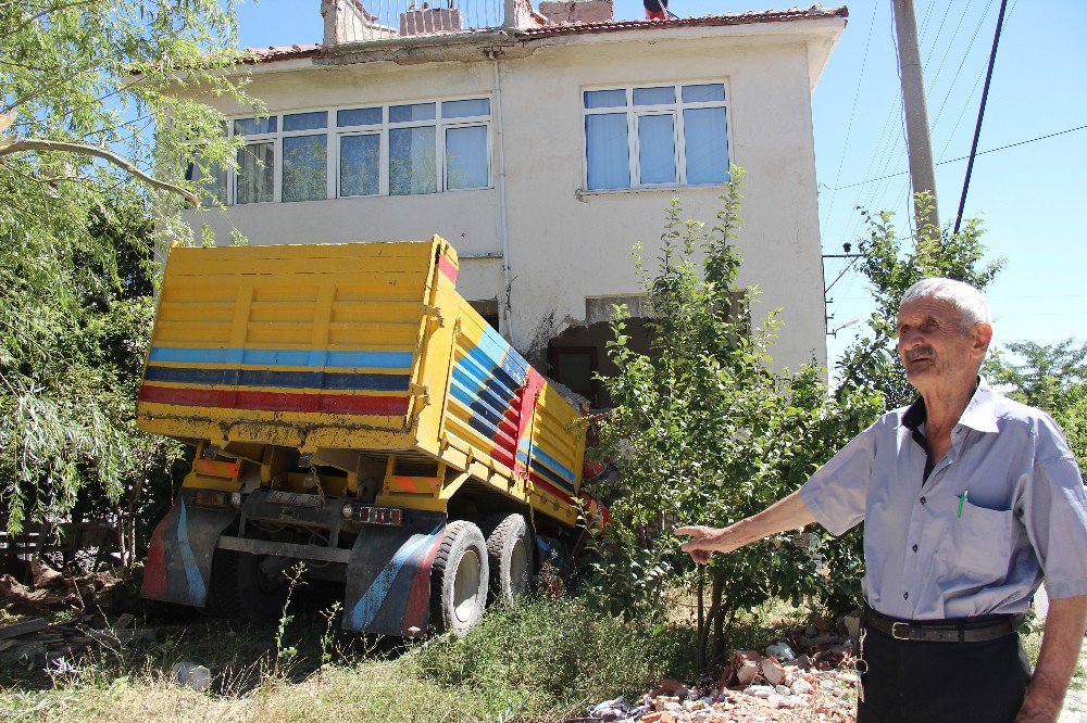 Kütahya’da Freni Patlayan Kamyon Eve Girdi