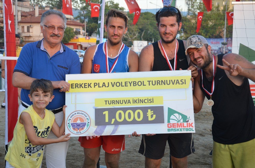 Plaj Voleybolu Turnuvasında Ödüller Sahiplerini Buldu