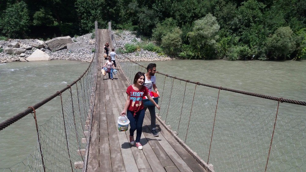 Hakkari’de Kavurucu Sıcaklar Vatandaşları Bunalttı