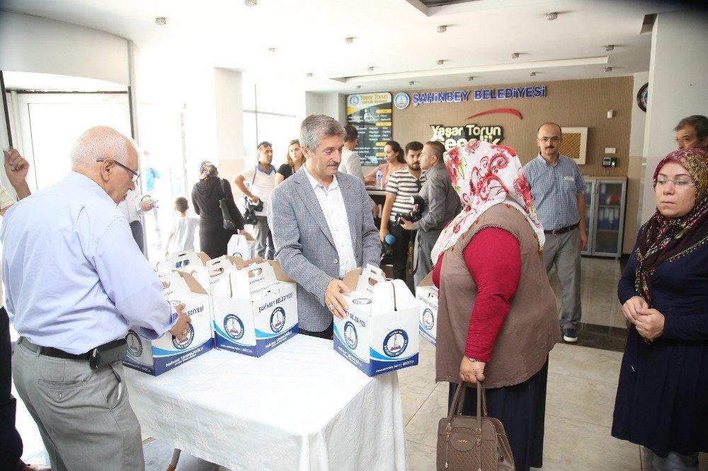 Şahibey’den Vatandaşlara Et Yardımı