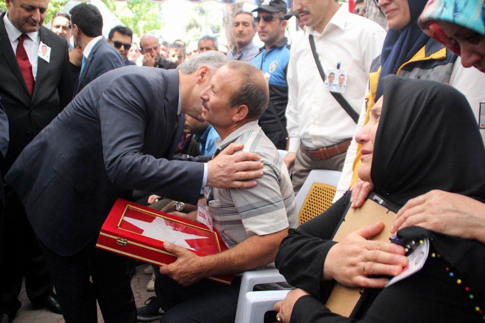 Şehit Polis Memuru Toprağa Verildi