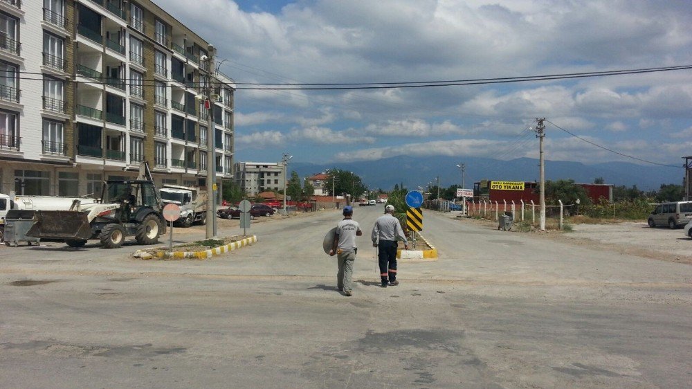 Burhaniye’de Trafik Levhaları Yenilendi