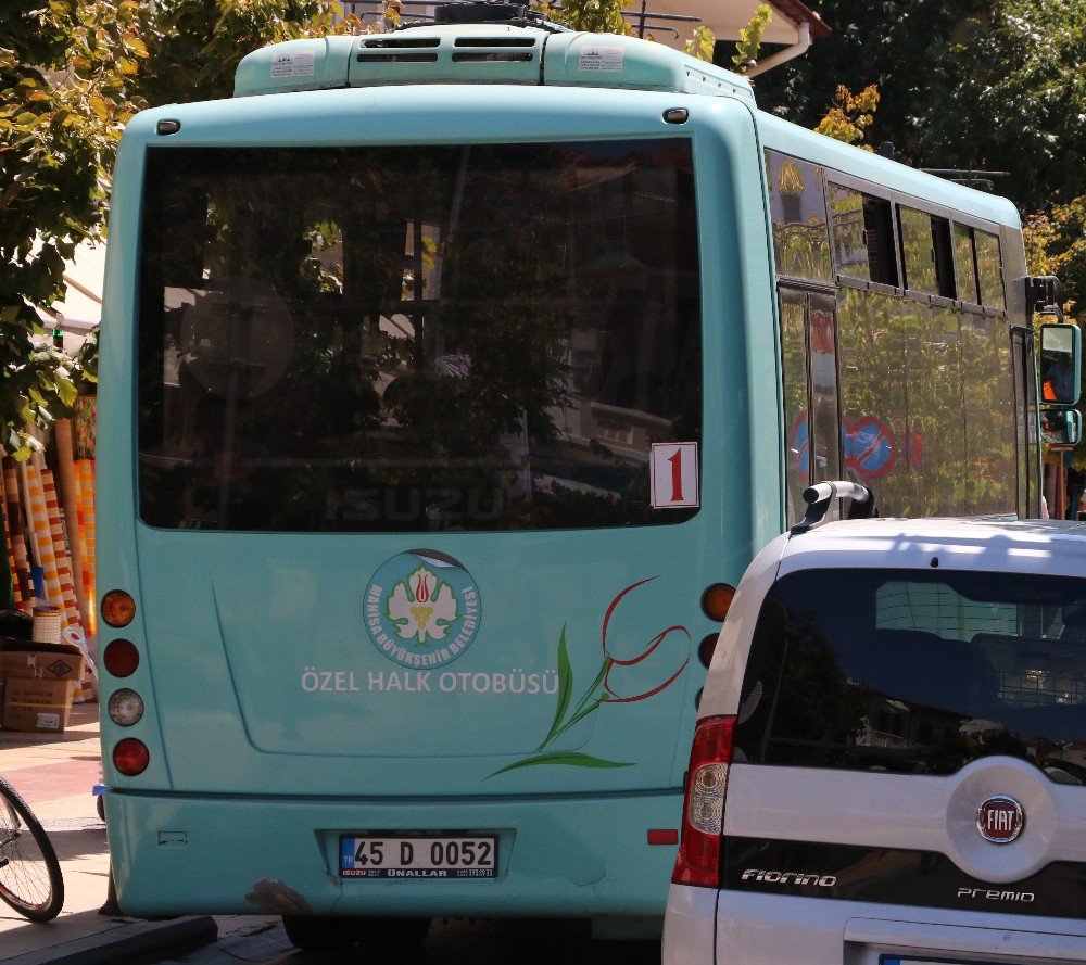 Halk Otobüsü Şoförü Parklanmaya Kızdı, Yolu Trafiğe Kapattı