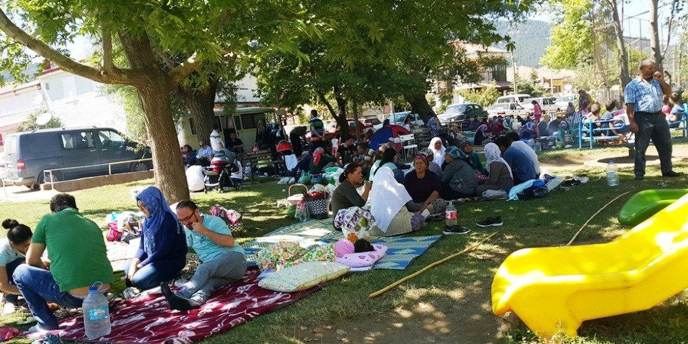 Sıcaktan Bunalanlar Göl Kıyısında Serinledi