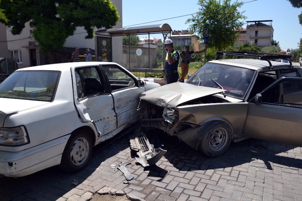 Manisa’da Trafik Kazası: 3 Yaralı