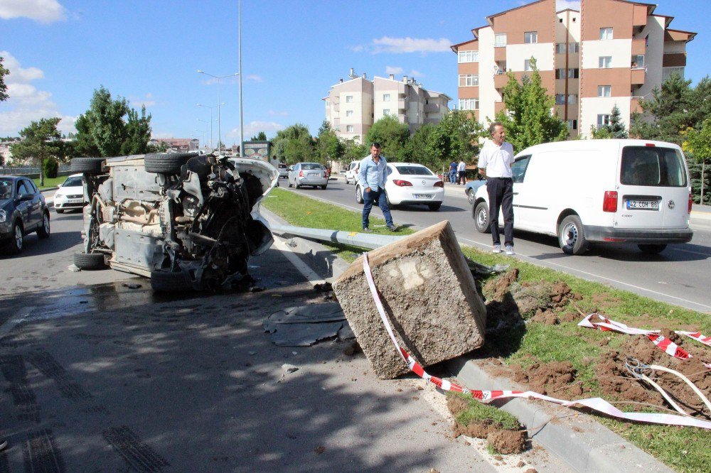 Sivas’ta Otomobil Aydınlatma Direğine Çarptı: 2 Yaralı