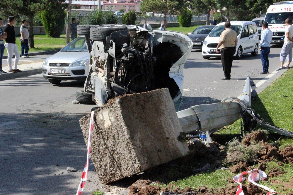 Sivas’ta Otomobil Aydınlatma Direğine Çarptı: 2 Yaralı