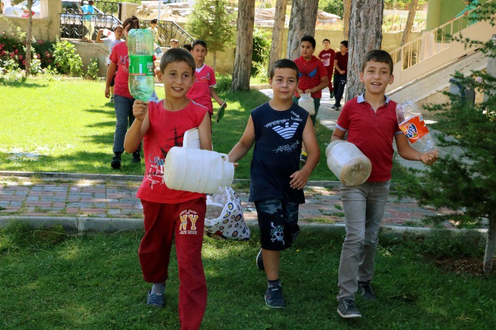 Öğrenciler Camileri İçin Pet Şişe Topluyor