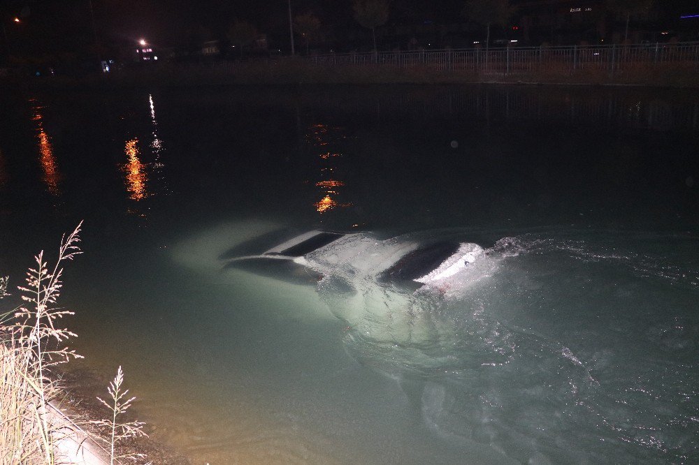 Alkollü Sürücü Aracıyla Kanala Düştü