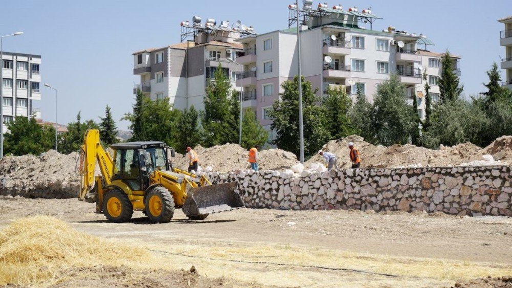 Petrol Caddesinde İstinat Duvarı Örüldü