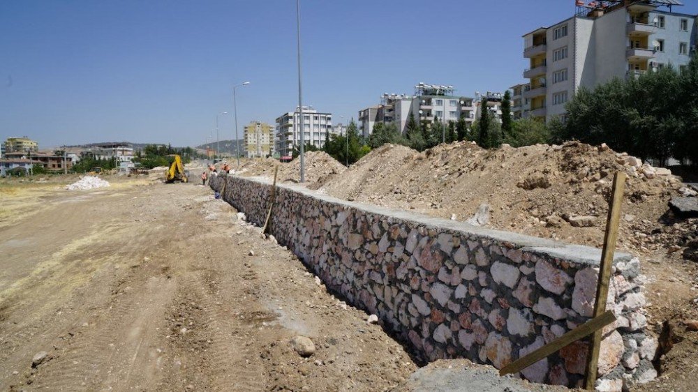 Petrol Caddesinde İstinat Duvarı Örüldü