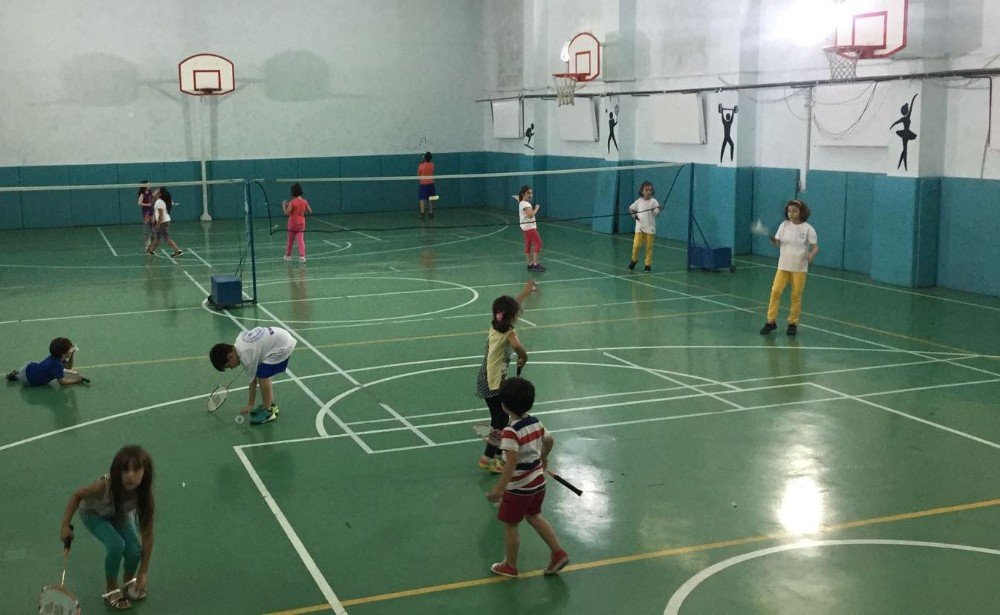 Badminton Temeli Çocuklara Öğretiliyor