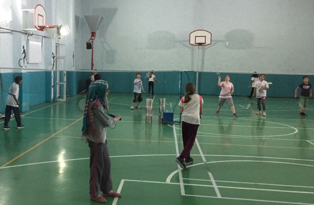 Badminton Temeli Çocuklara Öğretiliyor