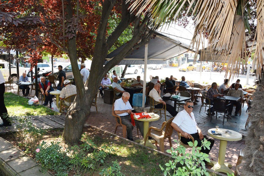 İzmit Beledeyesi’nin Çay Bahçesi Büyük İlgi Görüyor