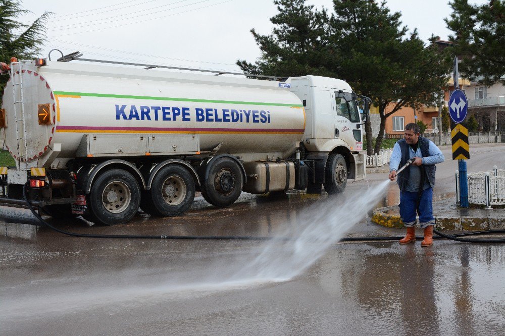 Kartepe Yollarında Temizlik Yapılıyor