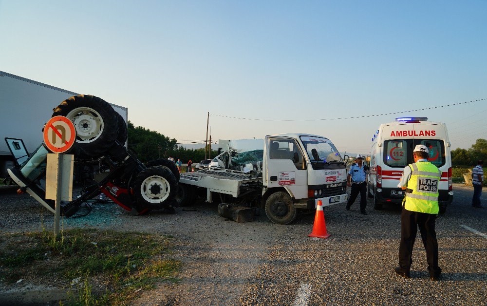 İşçi Minibüsü İle Traktör Yüklü Çekici Çarpıştı: 7 Yaralı