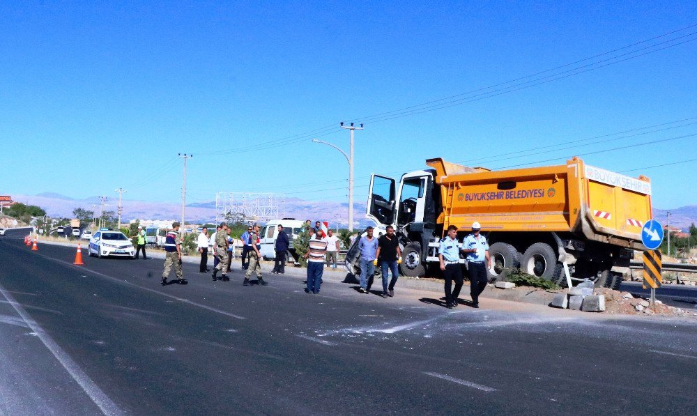 Hafriyat Kamyonu Otomobili Biçti: 1 Ölü