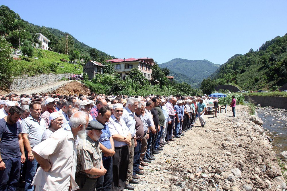 Artvin’deki Kazada Ölen Çift Toprağa Verildi