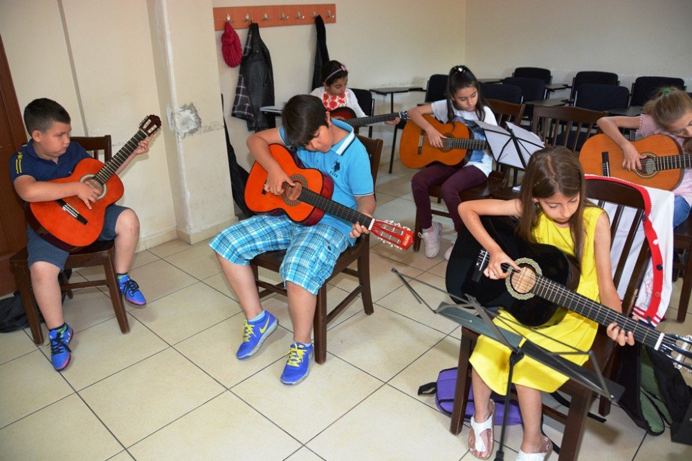 Süleymanpaşa’nın Çocukları Tatillerini Müzik Öğrenerek Geçiriyor