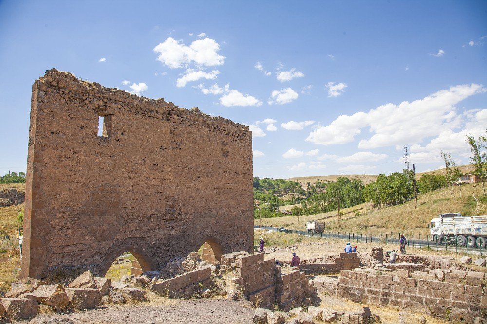 Eski Ahlat Şehrinde Kazı Çalışması