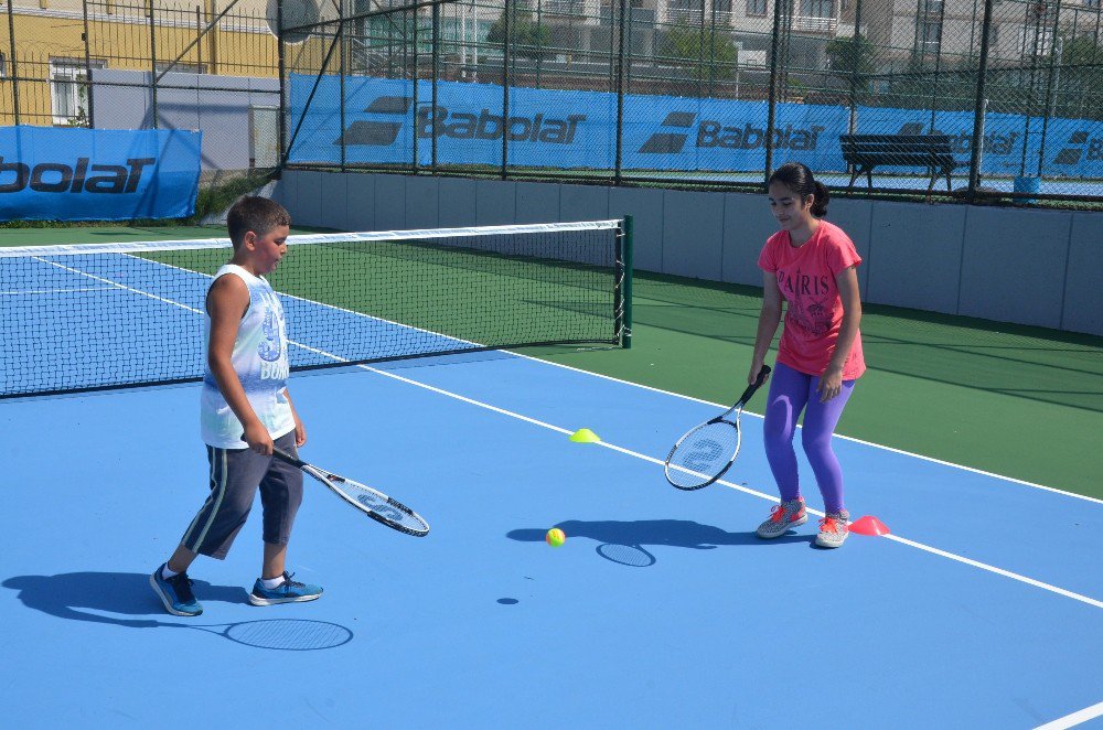 Çekmeköy Belediyesi’nin Tenis Kursuna Yoğun İlgi