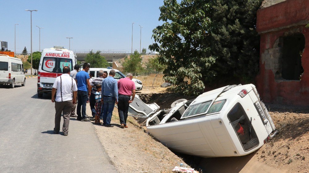 Minibüs Şarampole Devrildi: 7 Yaralı