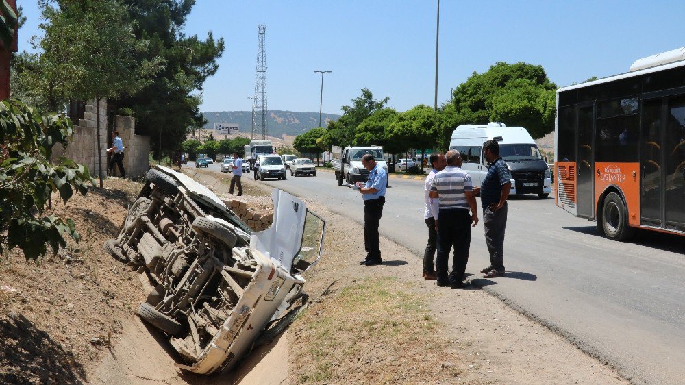 Minibüs Şarampole Devrildi: 7 Yaralı