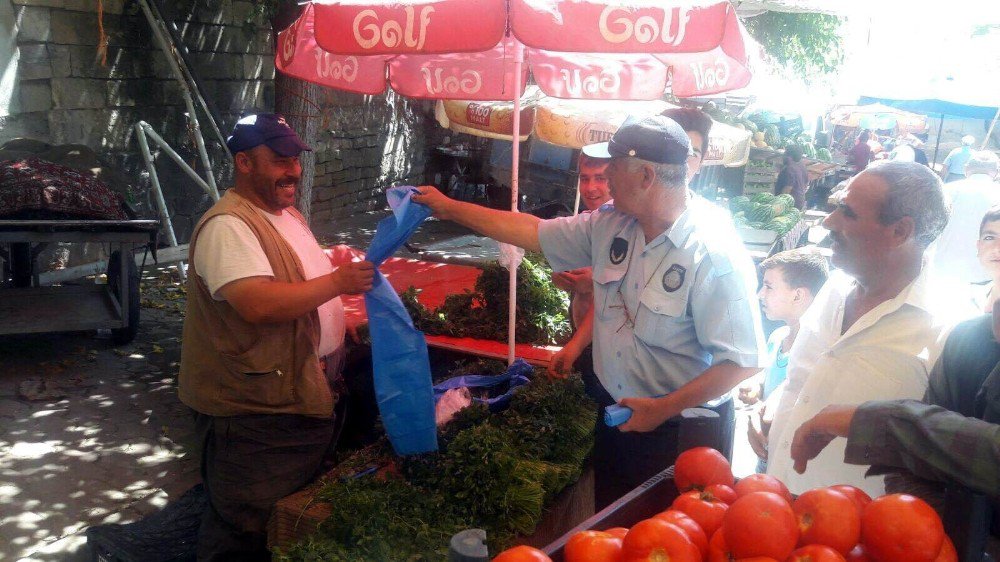 Pazar Esnafına Çöp Poşeti Dağıtıldı