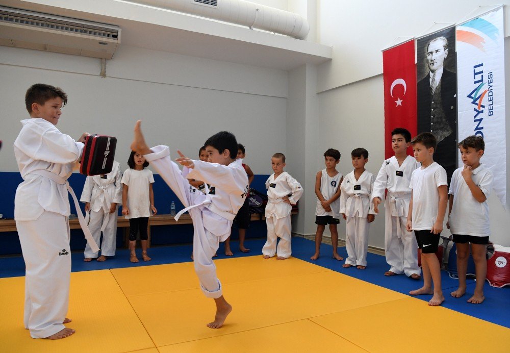 Konyaaltı’nda Kız Çocukları Taekwondo Öğreniyor