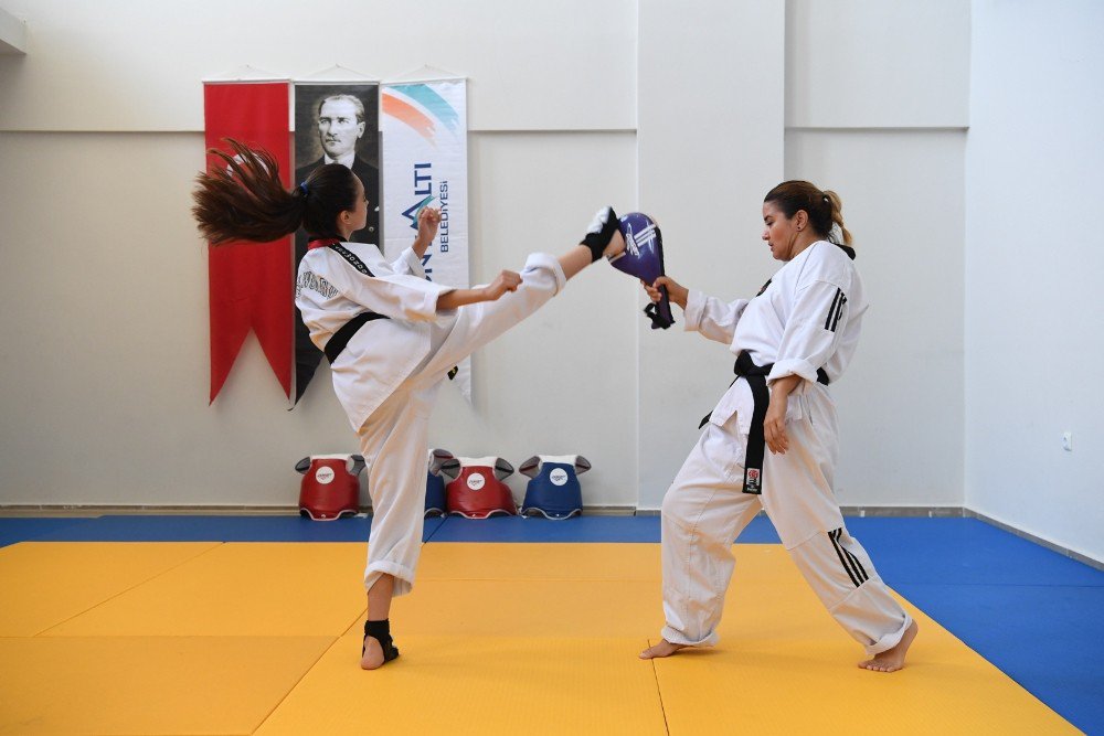 Konyaaltı’nda Kız Çocukları Taekwondo Öğreniyor