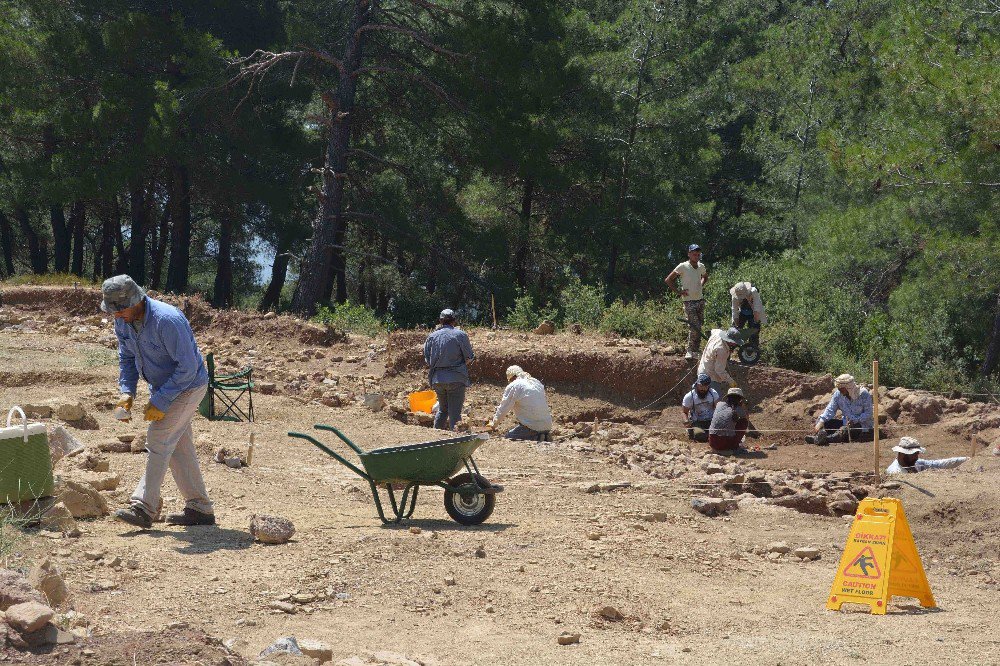 Söylentilere İnanan Defineciler Kazı Alanını Talan Etti