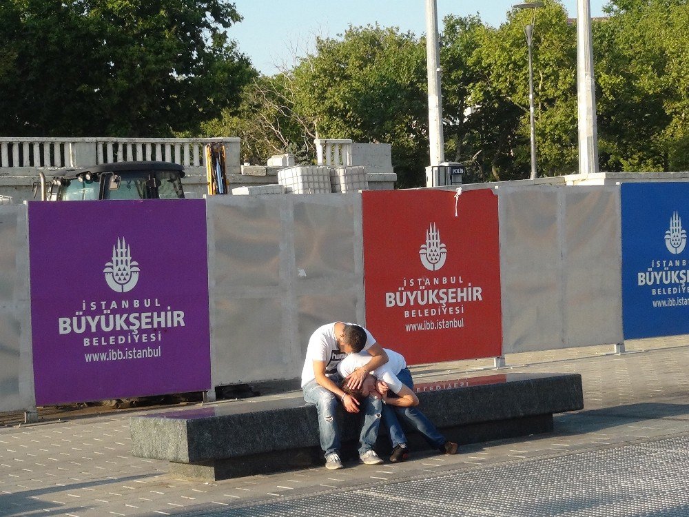 Taksim’de Bonzai İçen Gencin Görüntüsü Yürekleri Yaktı