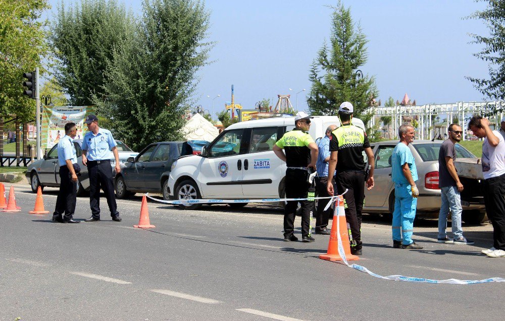 Kontrolünü Kaybedince Park Halindeki Araçlara Daldı