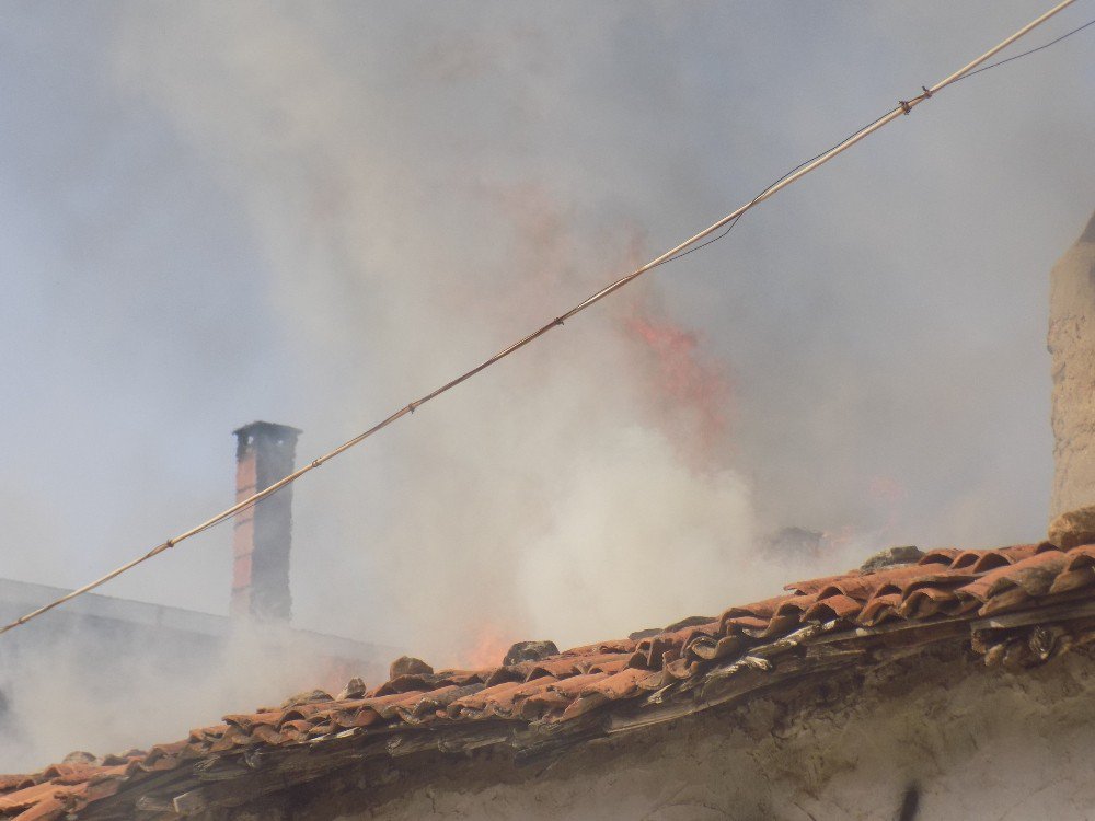 Karacasu’da Yangın Bir Evi Yok Etti