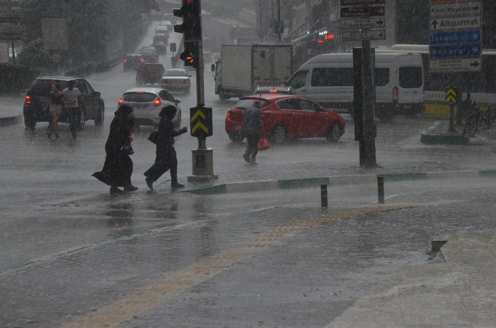 Bursa’ya Yağmur Dolu İle Birlikte Geldi