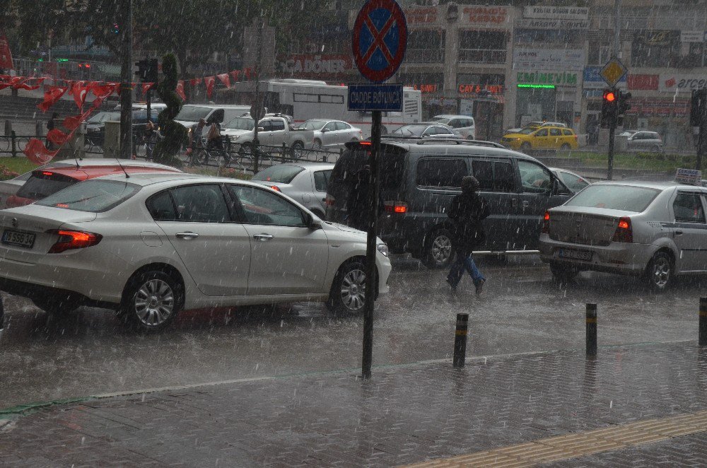 Bursa’ya Yağmur Dolu İle Birlikte Geldi