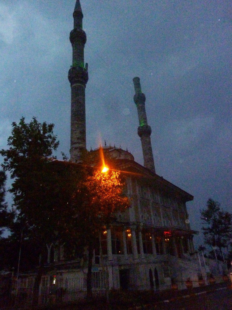 Haydarpaşa Camii’nin Minaresi Devrildi