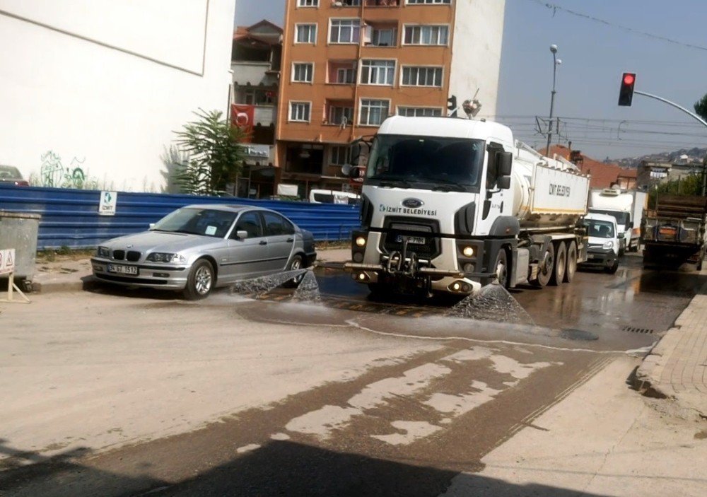 İzmit’te 6 Araçla Sürekli Yıkama Yapılıyor