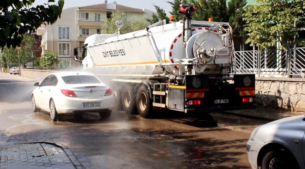 İzmit’te 6 Araçla Sürekli Yıkama Yapılıyor