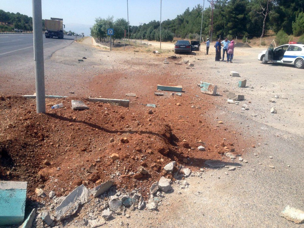 Kahramanmaraş’ta Kırmızı Işık İhlali Yapan Otomobil Yoldan Çıktı