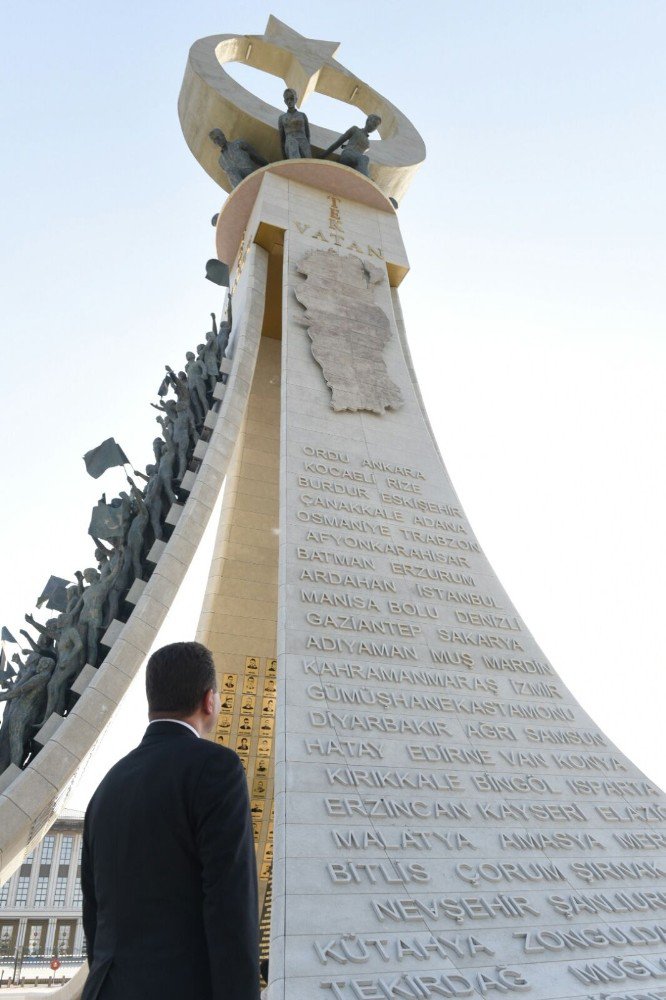 Başkan Yılmaz, 15 Temmuz Şehitler Anıtı’nı Ziyaret Etti