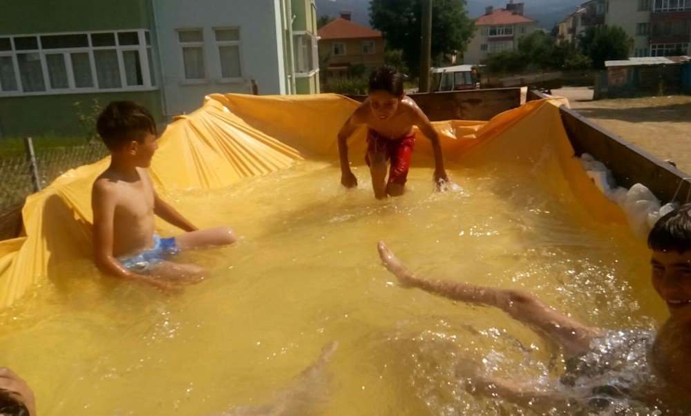 Denize Gidemeyen Çocuklar, Traktör Römorkunda Serinliyor