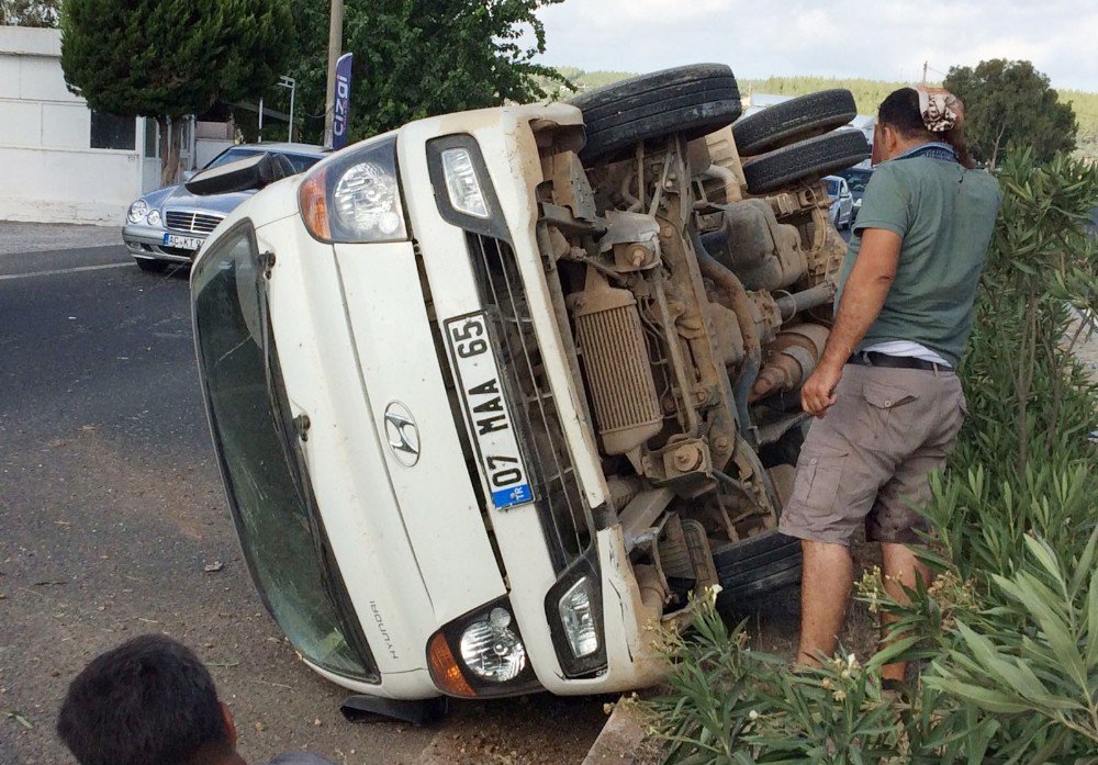 Milas’ta Kontrolden Çıkan Kamyonet Takla Attı; 3 Yaralı